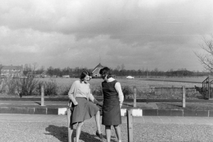 F0316 2 Meisjes achter het stationsgebouw jaren 60